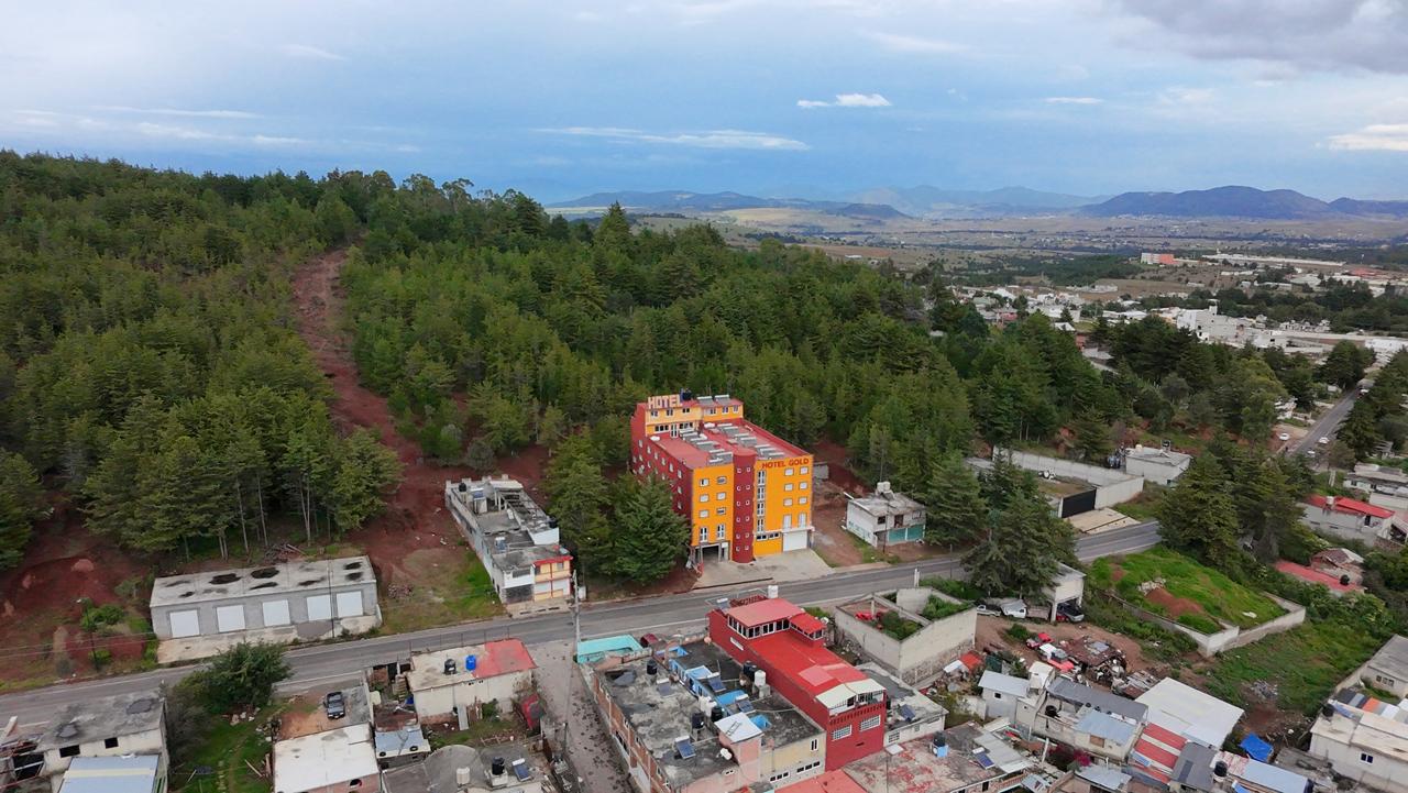 Panorámica aérea del valle y la sierra alrededor de El Oro