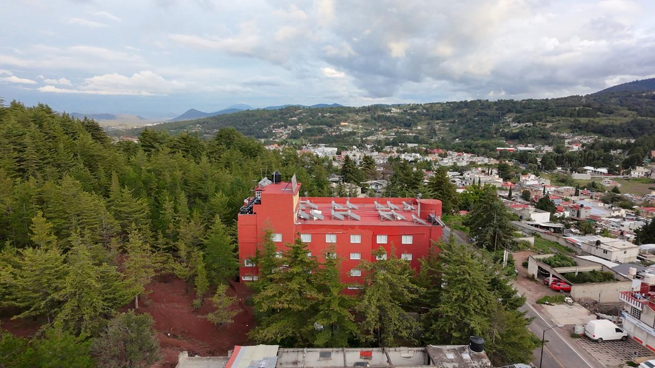 Azotea y laterales del Hotel Gold con vista al valle