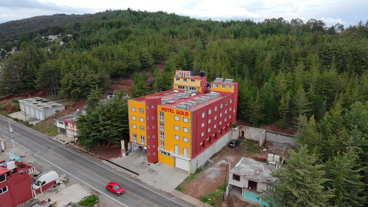 Acceso al Hotel Gold y su entorno boscoso vistos desde el aire
