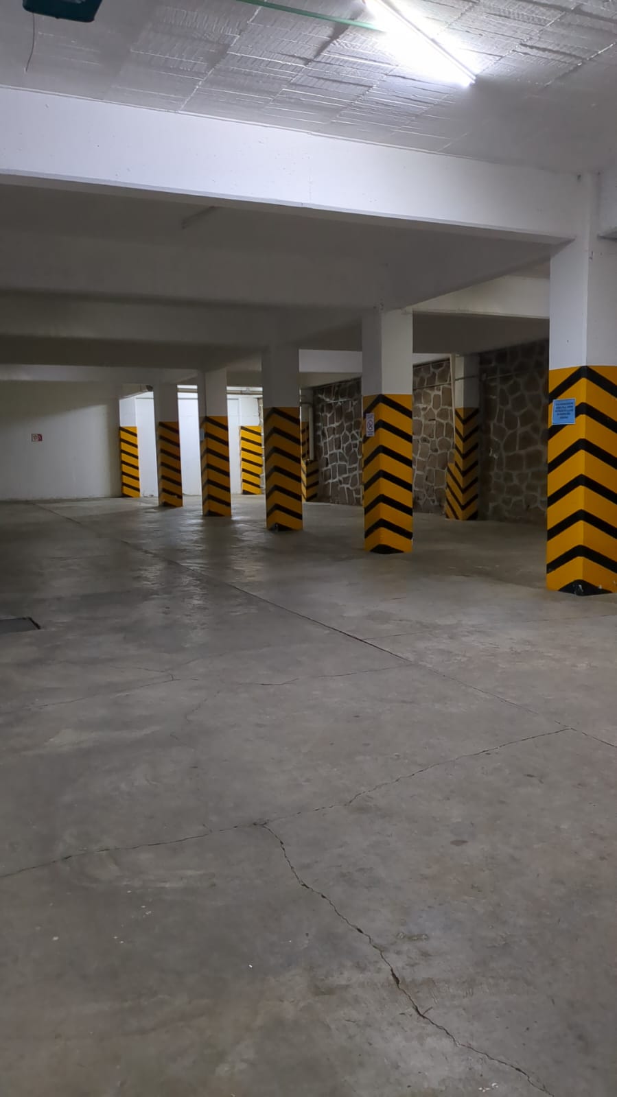 Estacionamiento propio y techado del Hotel Gold