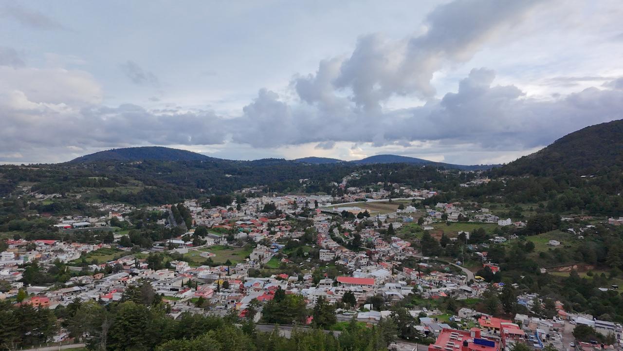 El Oro de Hidalgo visto desde el aire entre cerros boscosos