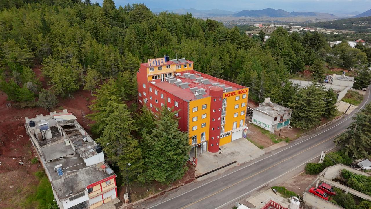 Hotel Gold visto desde el aire junto al libramiento principal