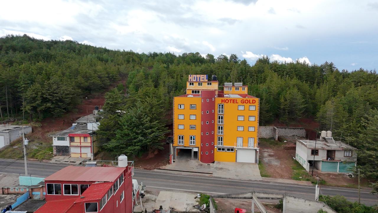 Vista aérea de la fachada del Hotel Gold sobre el libramiento de El Oro